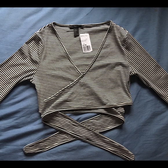 Black & white striped tie-around crop top 🖤 - Picture 1 of 2