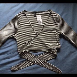 Black & white striped tie-around crop top 🖤