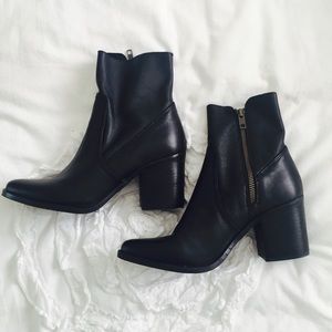 Steve Madden black bootie 7.5