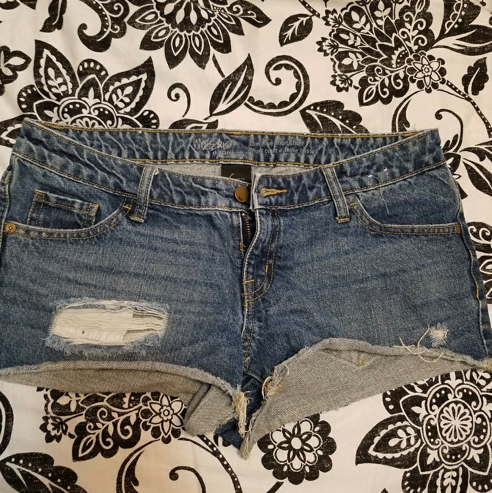 Medium Distressed Low Rise SHORT shorts
