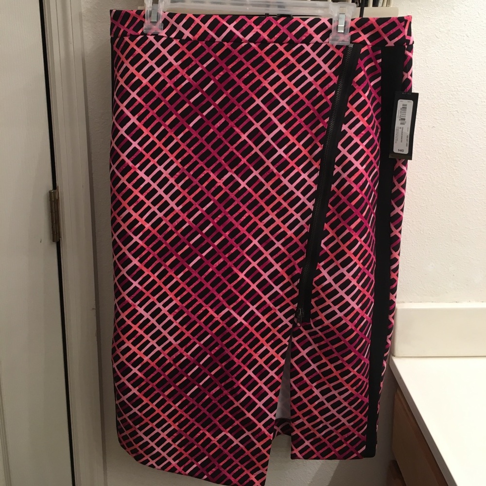 NWT. Worthington Coral/Black Boho Geo Pencil Skirt