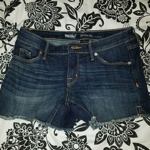 Midi shorts. Stretchy. Could fit a 6 also.