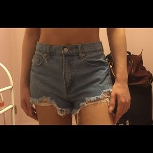 Ripped high waisted denims shorts