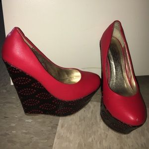 Black and red wedges