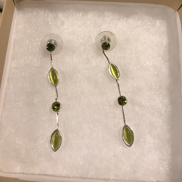 Jewelry - Beautiful green stone drop earrings