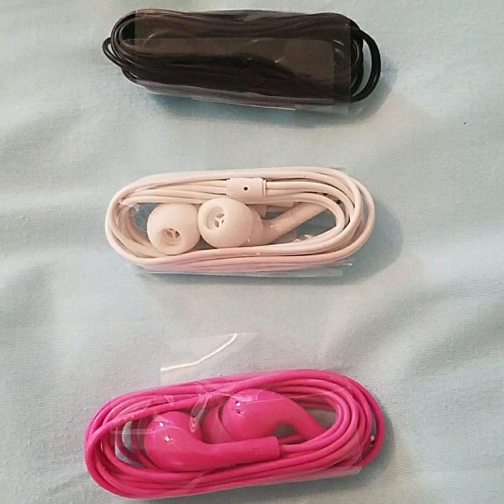NWT Ear Buds Black or White
