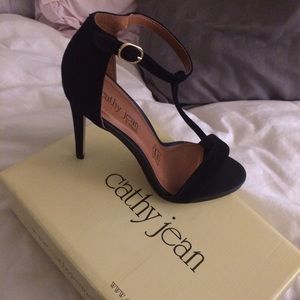 Black pumps