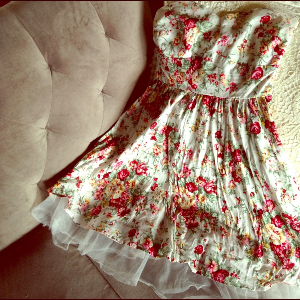 Strapless floral dress with tulle underskirt