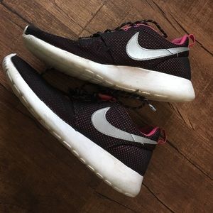 black and pink nike roshe