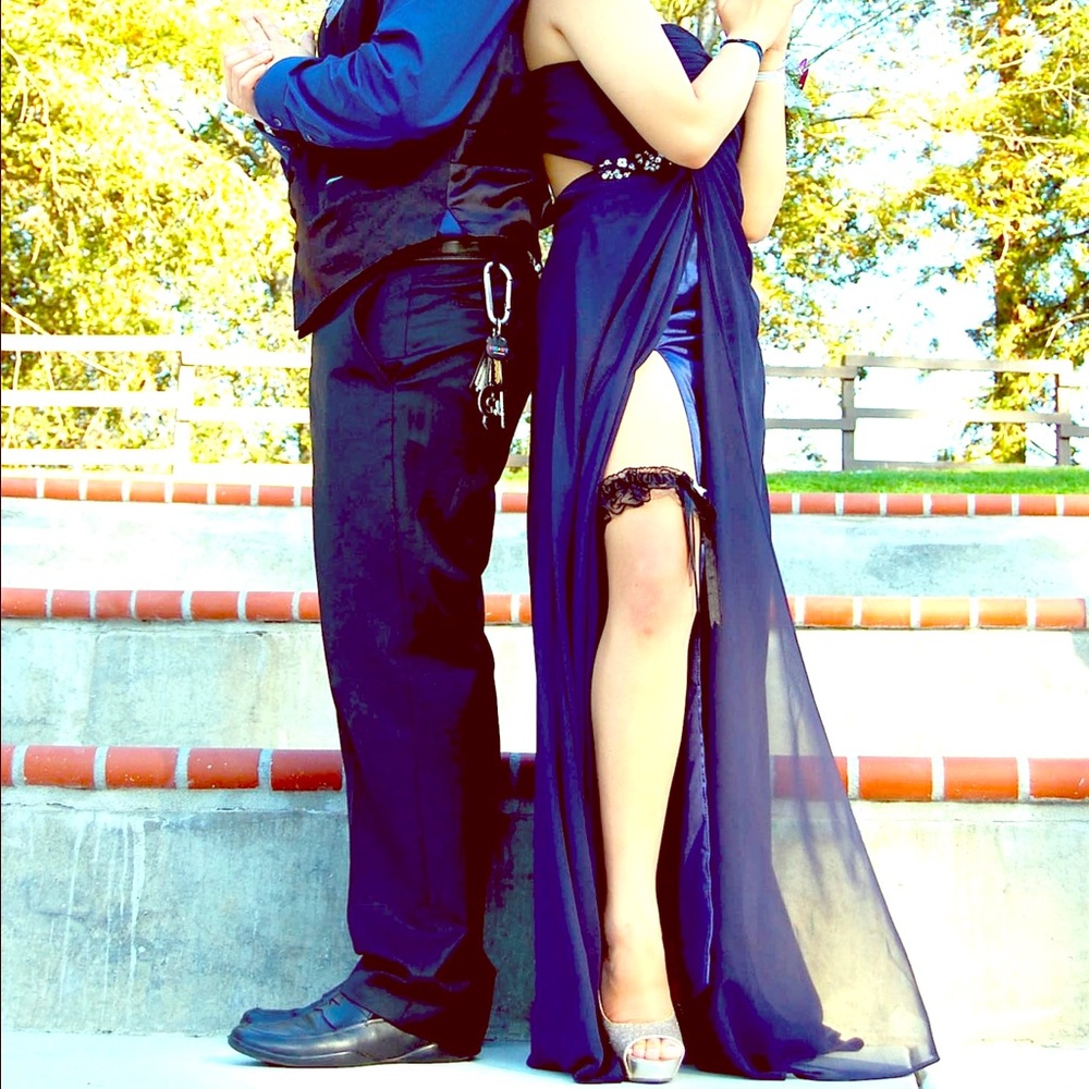 ELEGANT NAVY GOWN- Princess cut, one-shoulder!