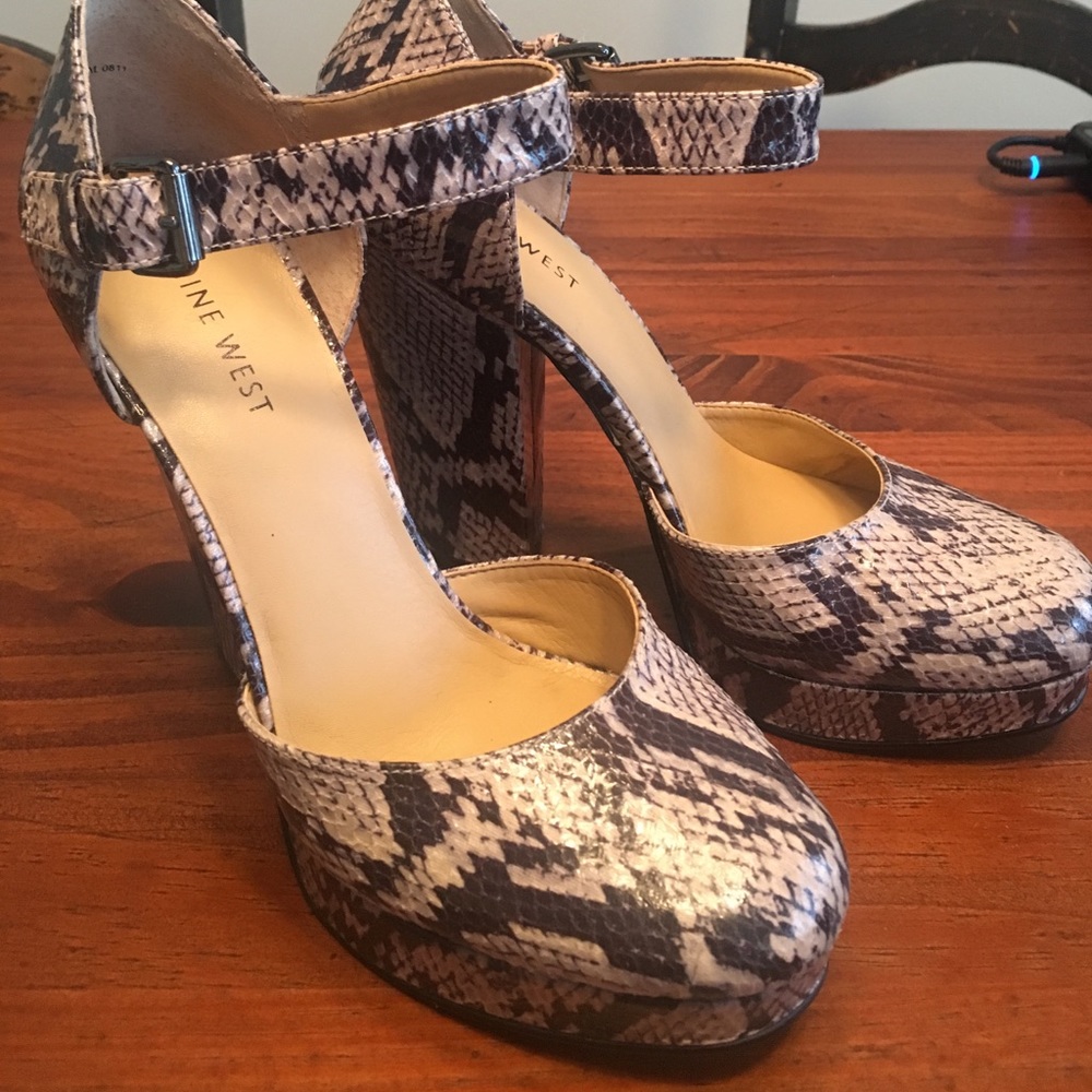 Nine West size 6.5 wedge heel in snake print