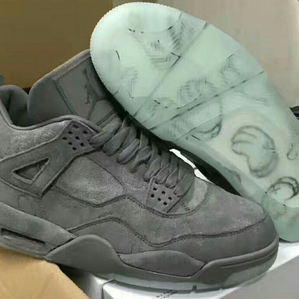 KAWS ? AIR JORDANS 4