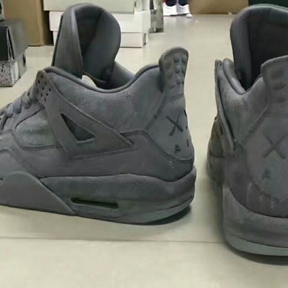 KAWS ? AIR JORDANS 4