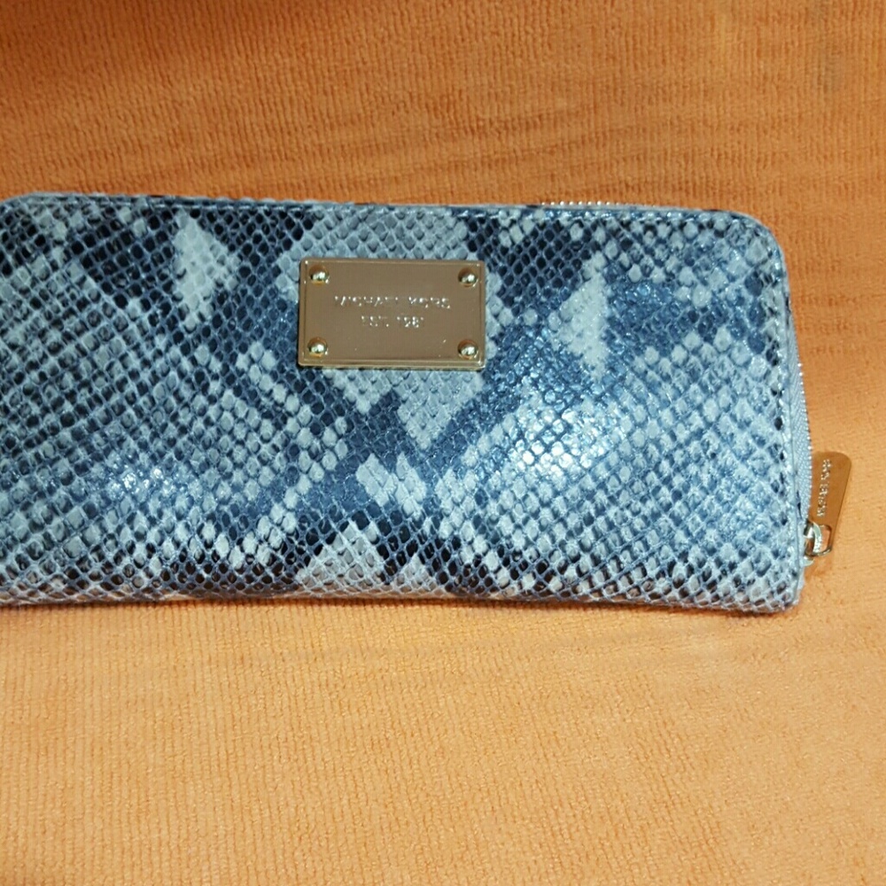 Authentic *** Michael Kors - Wallet