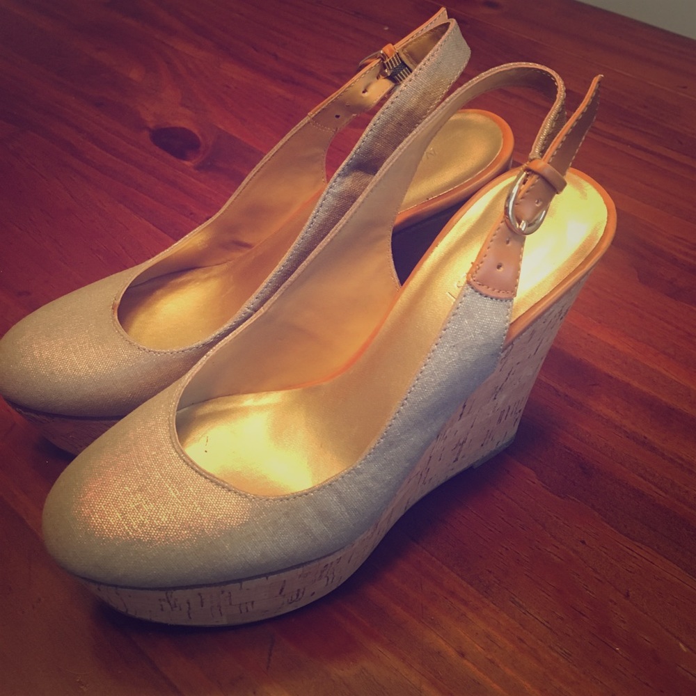 Nine west gold fabric wedges size 6