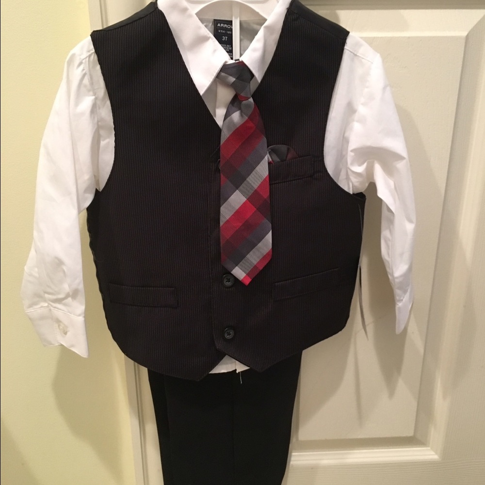 NWT Arrow 4pc suit 3t boys