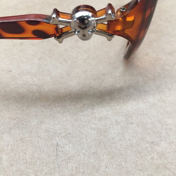 Cute leopard sunglasses with skulls - Picture 2 of 4
