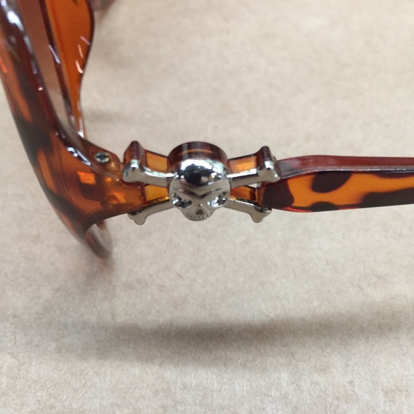 Cute leopard sunglasses with skulls - Picture 3 of 4