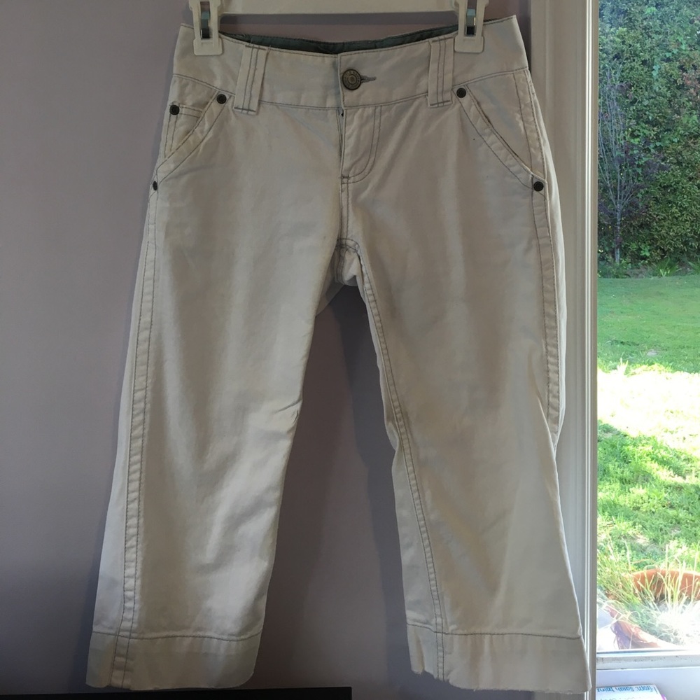 White cropped jeans