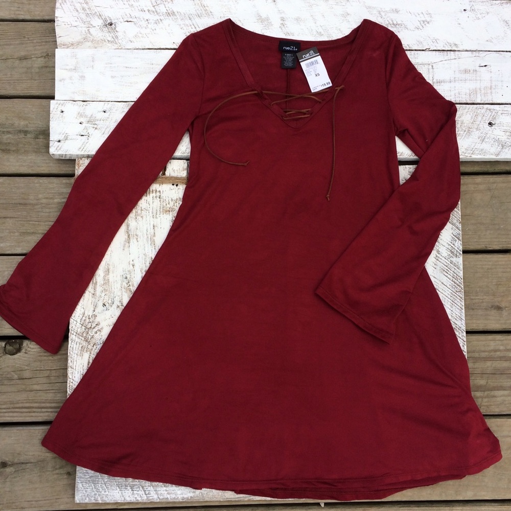 Dress in a beautiful burgundy color. Xs.
