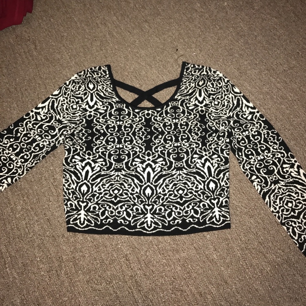 Long sleeve black and white patterned crop top