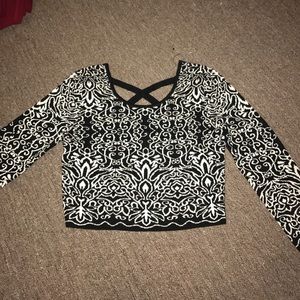Long sleeve black and white patterned crop top