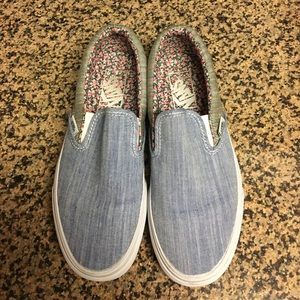 Like new blue and grey with floral interior