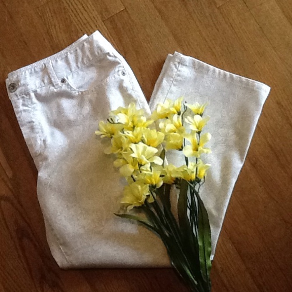 ✨Chico's Platinum Denim Capri's✨