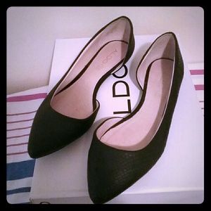 Black Aldosterone Pointy toe flats