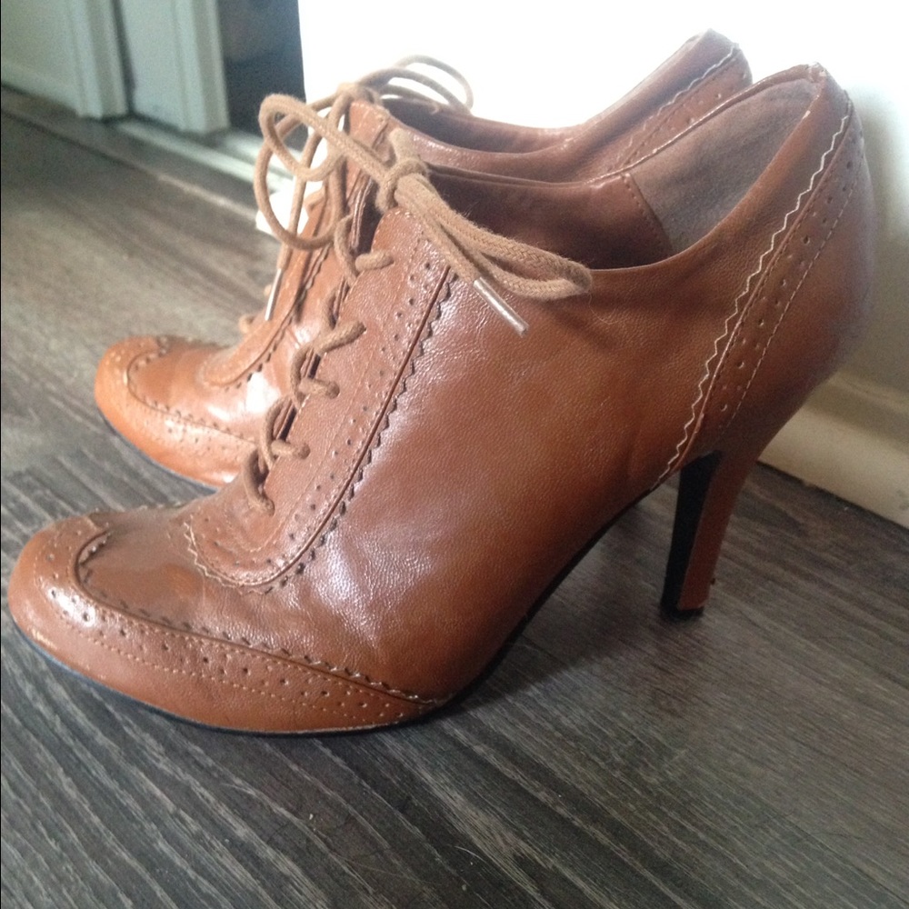 Caramel brown oxford lace up heel - size 7