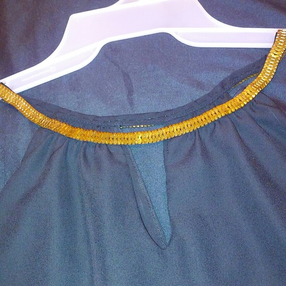 Black silky lightweight croptop - Picture 2 of 2