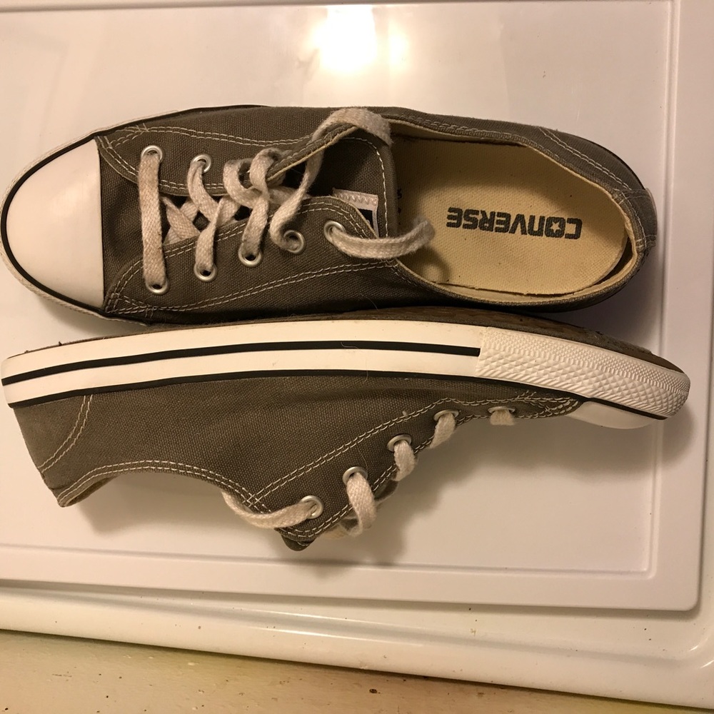Gently used gray wmn's 9 "Dainty" Converse chucks