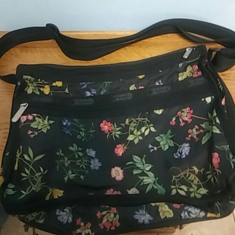 Le Sportsac Deluxe Everyday Bag