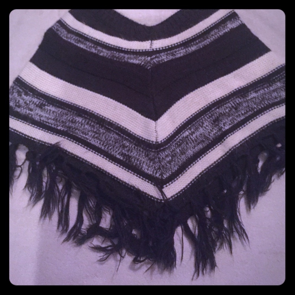 🌚striped black and white winter/fall pancho🌚