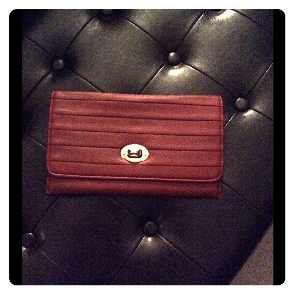 Cranberry clutch