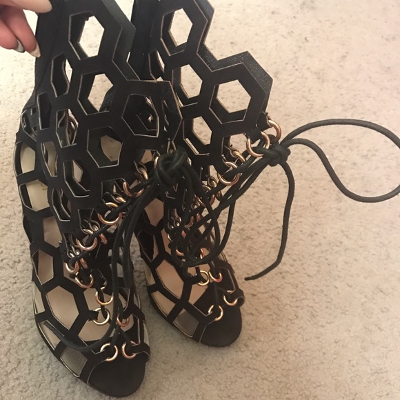 Strappy heels - Picture 3 of 4