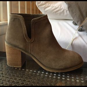 URBAN OUTFITTERS HEEL BOOTIES