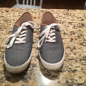 Flat casual sneakers