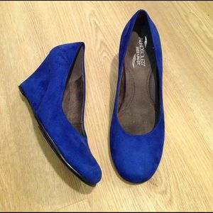 Aerosoles size 8, cobalt blue suede wedges!