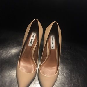 Steve Madden nude proto pumps