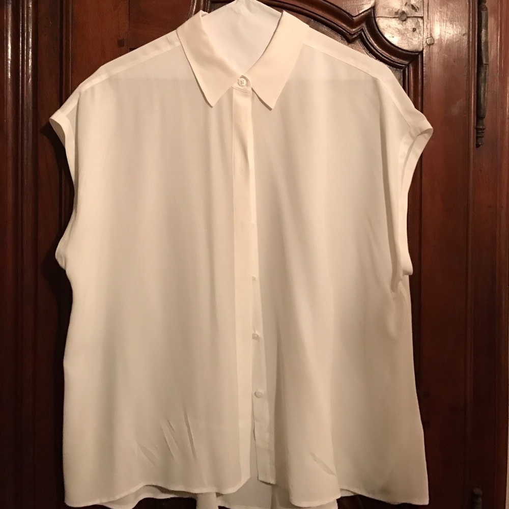 Blouse short to sleeveless shell.