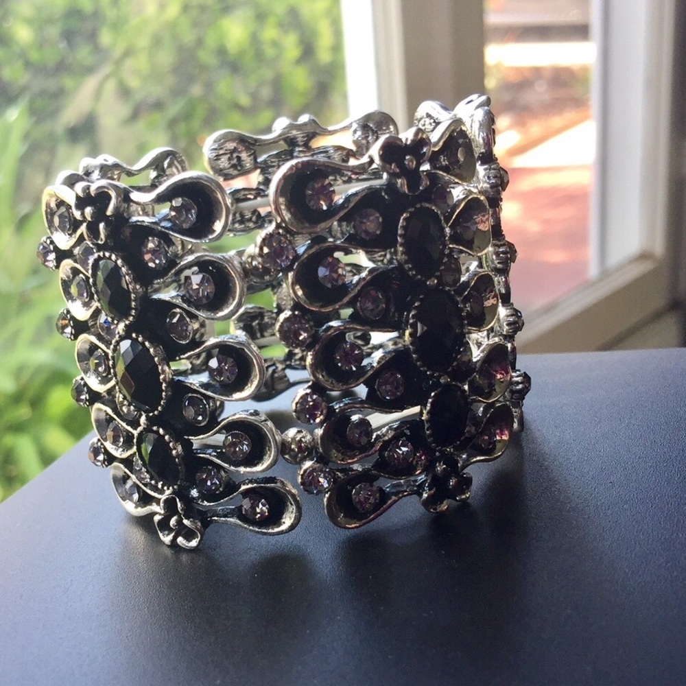 Beautiful bracelet, black and clear rhinestones!