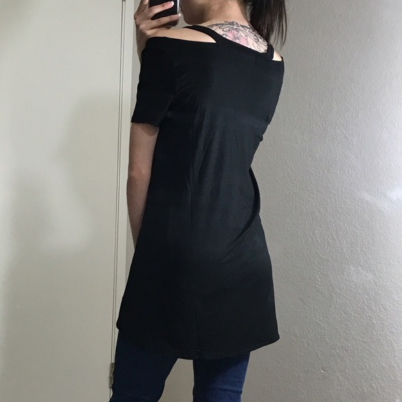 LAST (L) Black Cold Shoulder Top 🖤 - Picture 4 of 5