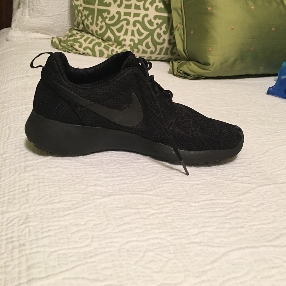 🐥All black Roshes 🐥