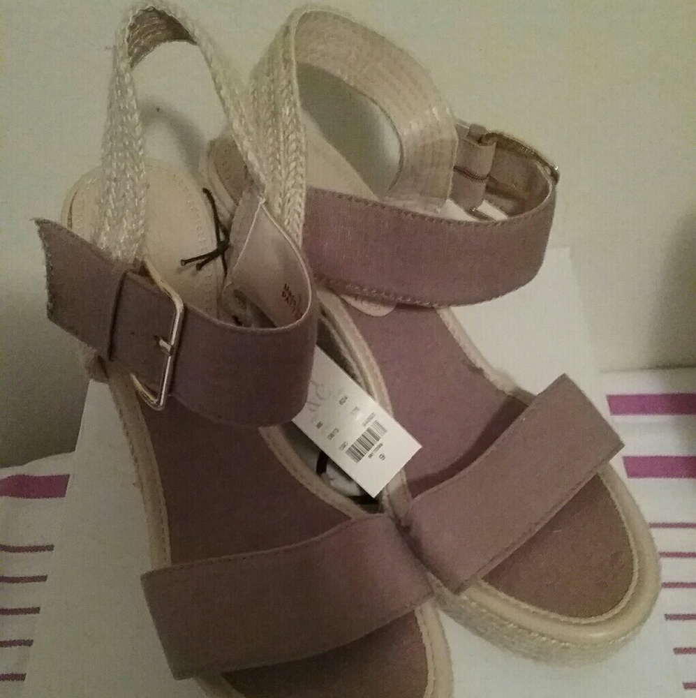 EVERYTHING ON SALE ❣️❣️ Khaki Wedges - Picture 3 of 4