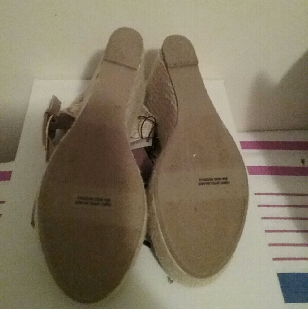 EVERYTHING ON SALE ❣️❣️ Khaki Wedges - Picture 4 of 4