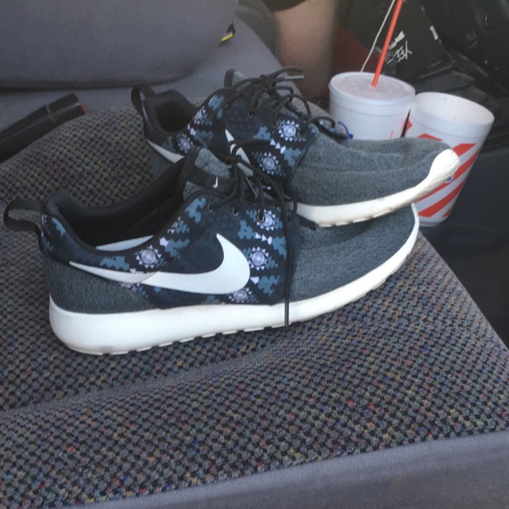 Size 11.5 Nike Roshes