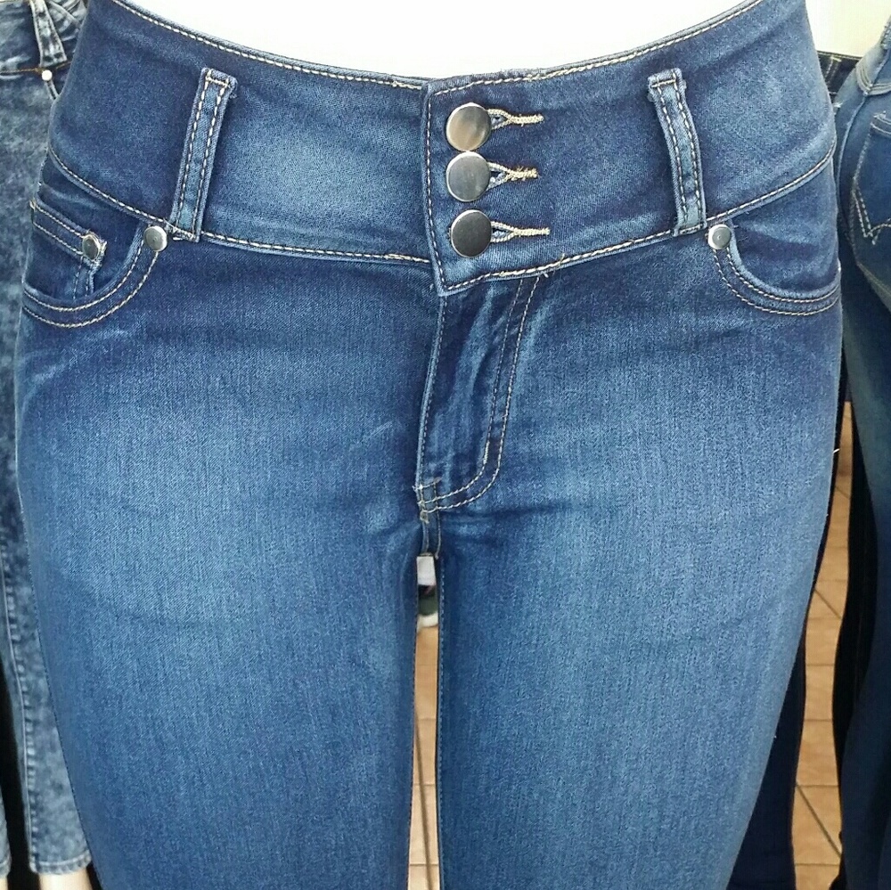 New boutique capri jeans