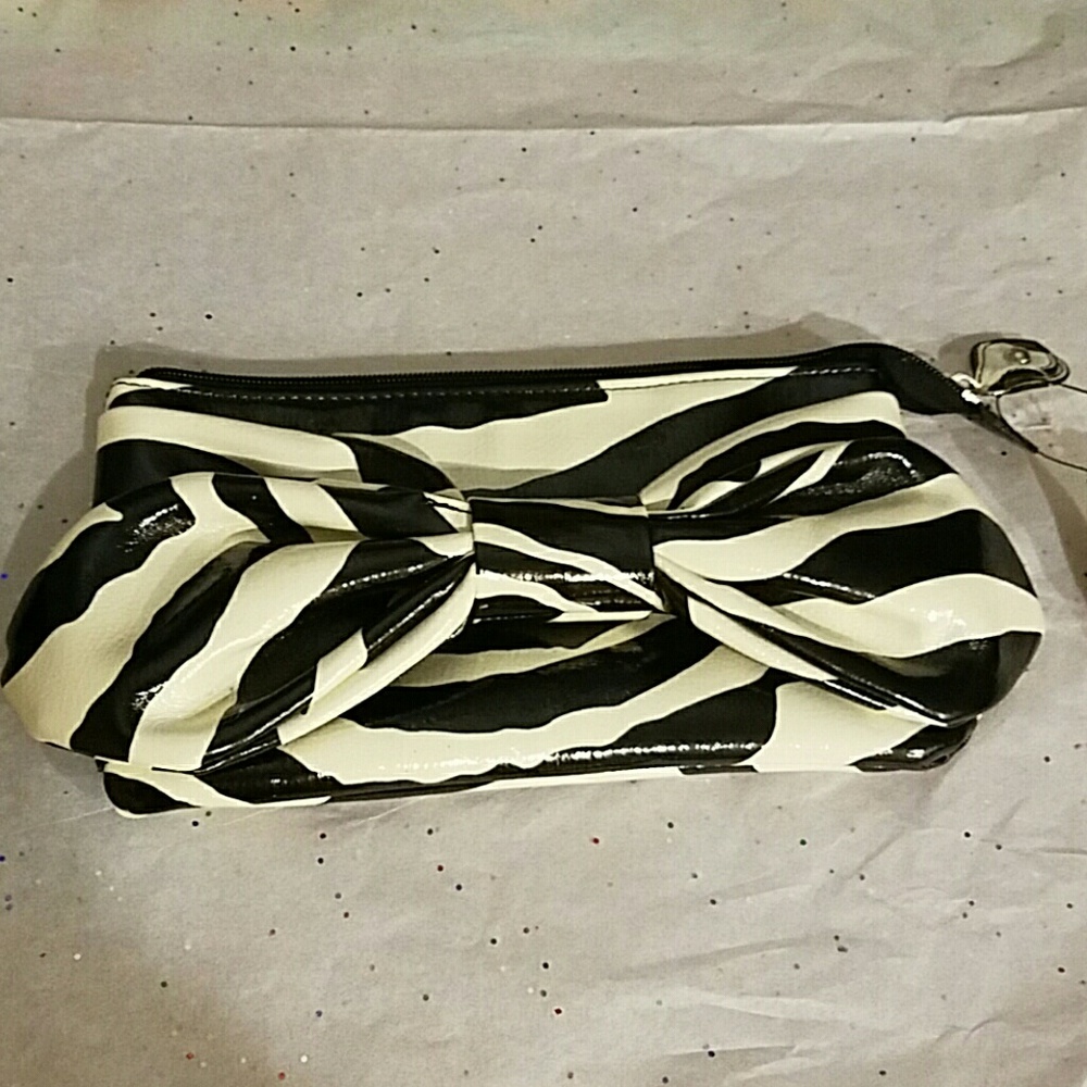 NEW DIRECTIONS CLUTCH BAG