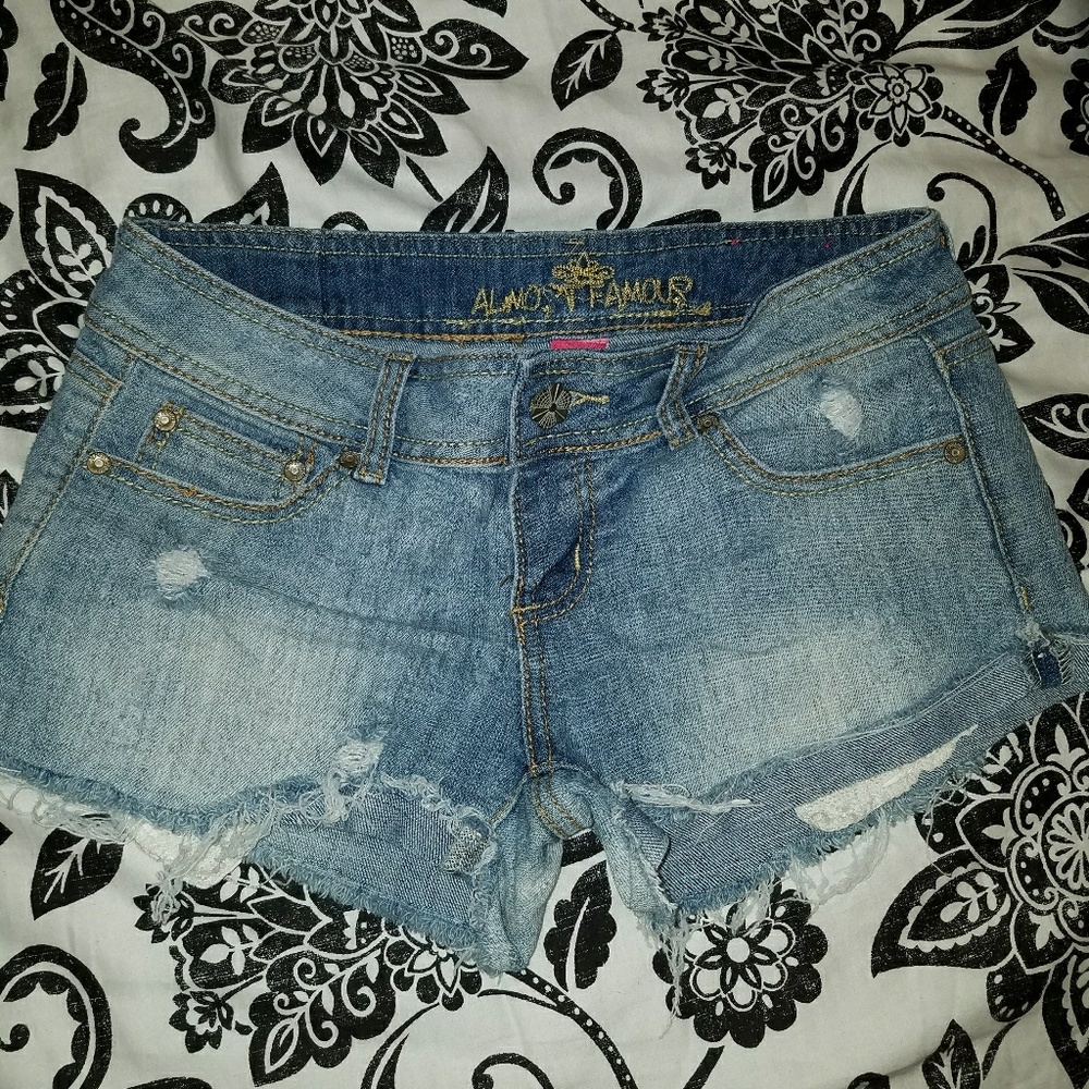 Cutt off distressed denim shorts